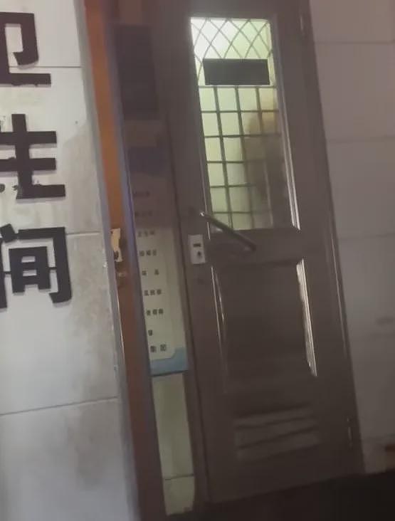 男生公厕用皮带抽打女友下半身引围观，20分钟哀嚎视频流出现场太混乱（视频/组图） - 2