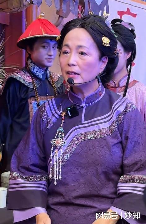 62岁“石榴姐”苑琼丹近况曝光，生图下人老皮松，木偶纹好抢镜（组图） - 19
