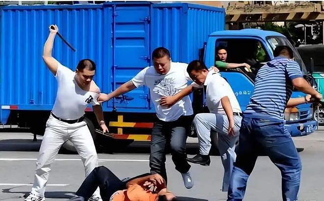 湖北农民当街杀警泄愤:我被打没人管,杀了人就有人管了(组图) - 3