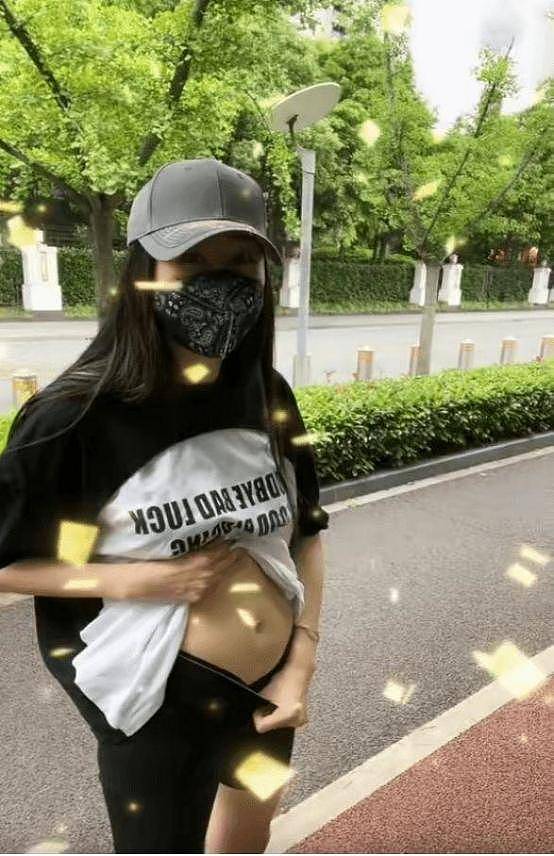 香港男星妻子与王嘉尔合照惹争议，曾当街掀衣服（组图） - 7