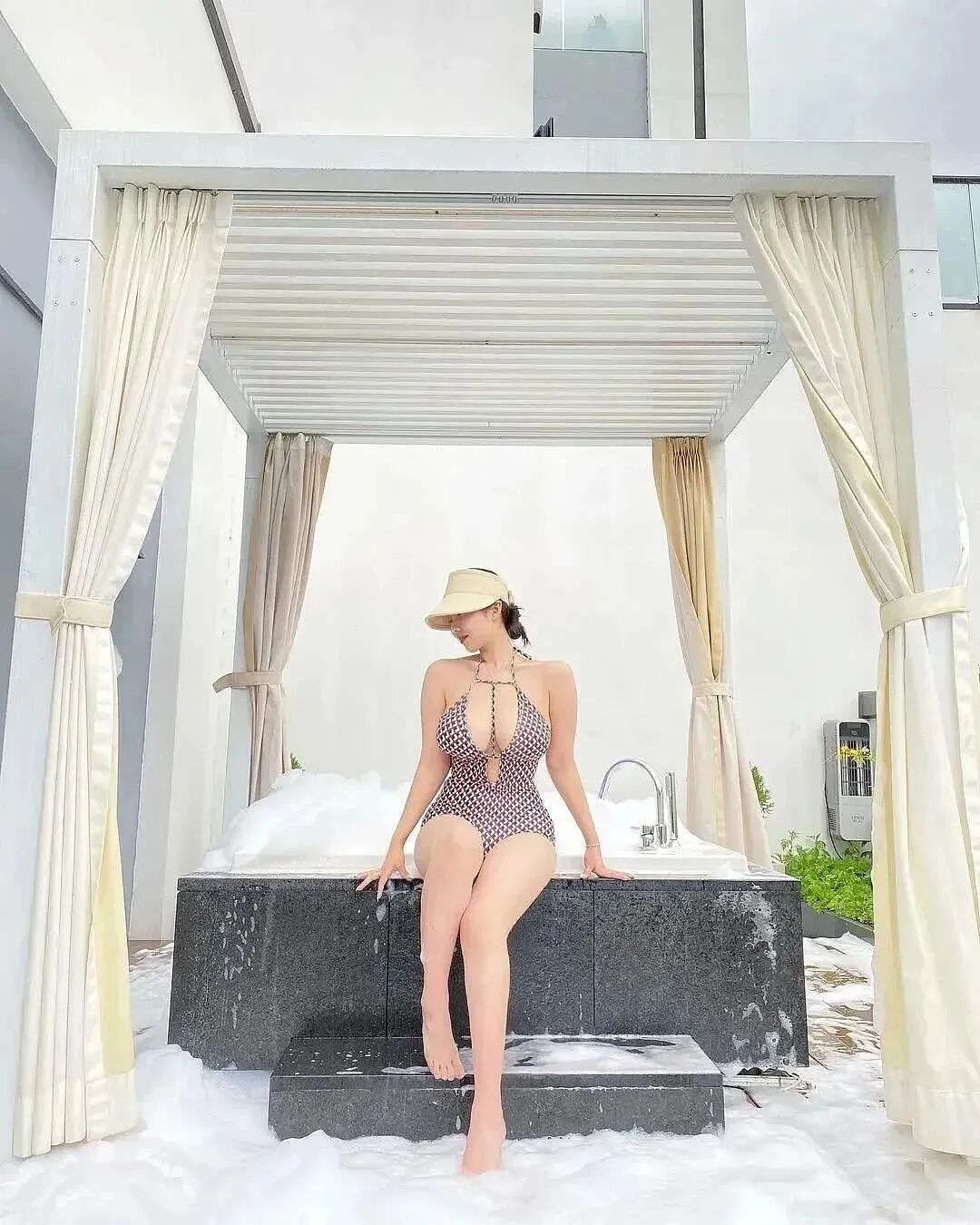 【美女】65kg的E杯小姐姐，同时驾驭西瓜臀和A4腰，网友：这是微胖界里，长的最美、身材最性感的（组图） - 5