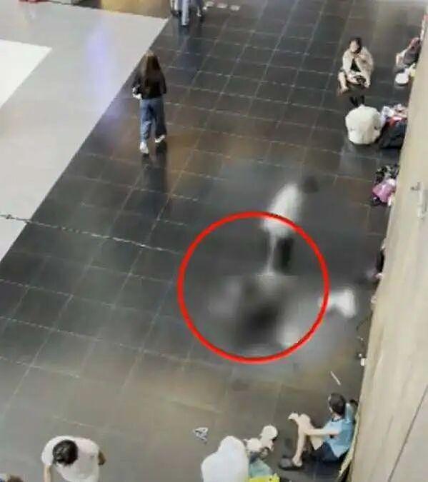 台北车站一醉酒女游客被男子拖至墙边性侵超10分钟!现场竟无人出手相助(视频/组图) - 1