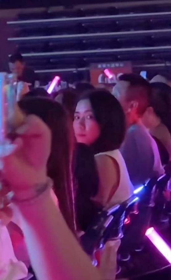 香港知名天王7岁女儿罕现身,其妻子目露凶光(组图) - 2