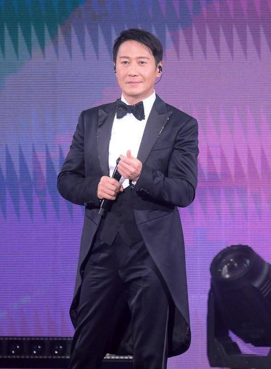 香港知名天王7岁女儿罕现身,其妻子目露凶光(组图) - 7