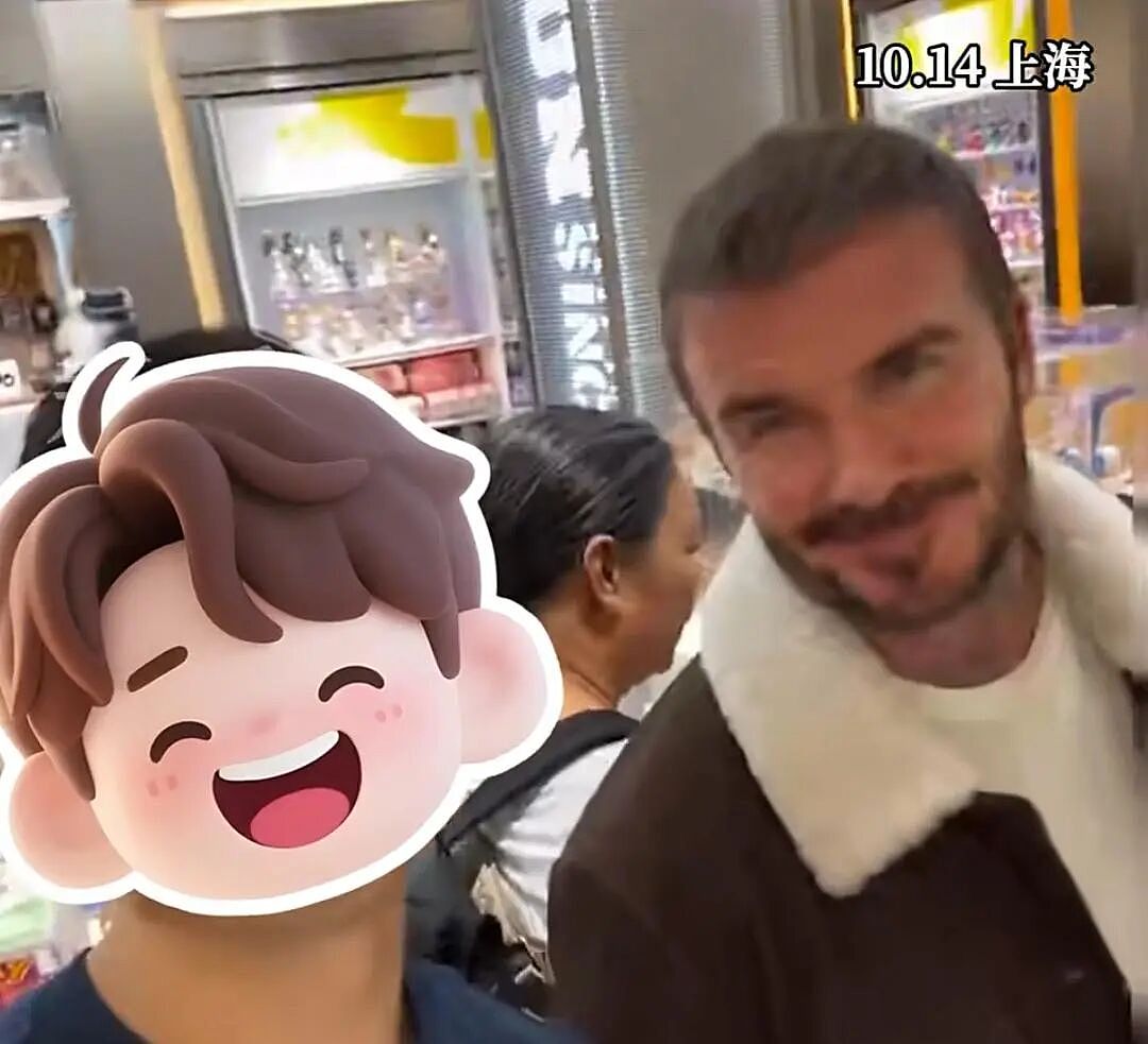 澳门没买到，上海也没买到，有人看到贝克汉姆空手离开！晚上他终于晒照：曼联款LABUBU，身披7号球衣（组图） - 1