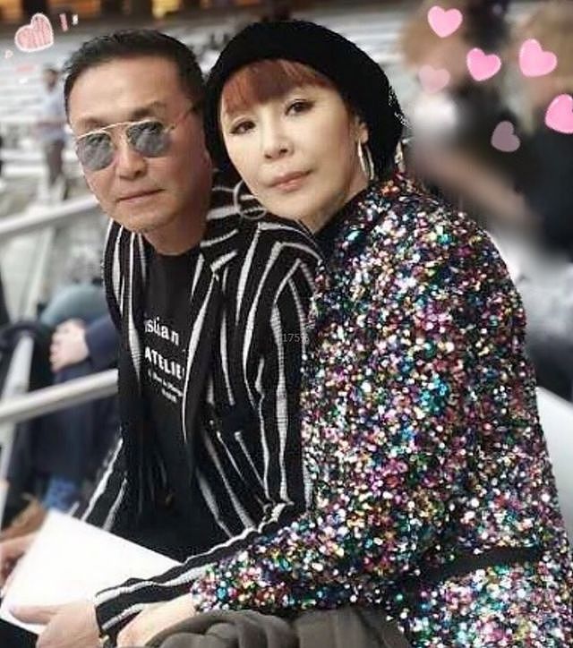 63岁吴刚与家人国外度假，穿LV外套一身名牌，比儿子吴羽卿还时髦（组图） - 8