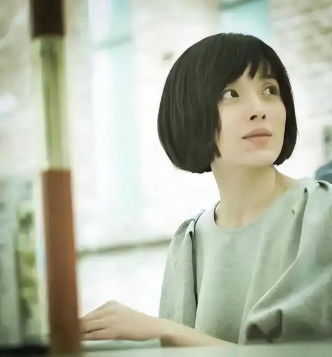 她26岁成双料影后，二婚嫁靳东高龄生下两子，今48岁美得自信从容（组图） - 7