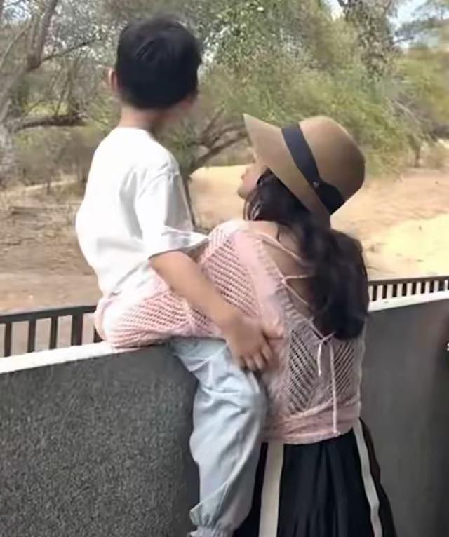 46岁章子怡，活动现场落泪，9岁女儿成“救赎”：她终于有朋友了（组图） - 12