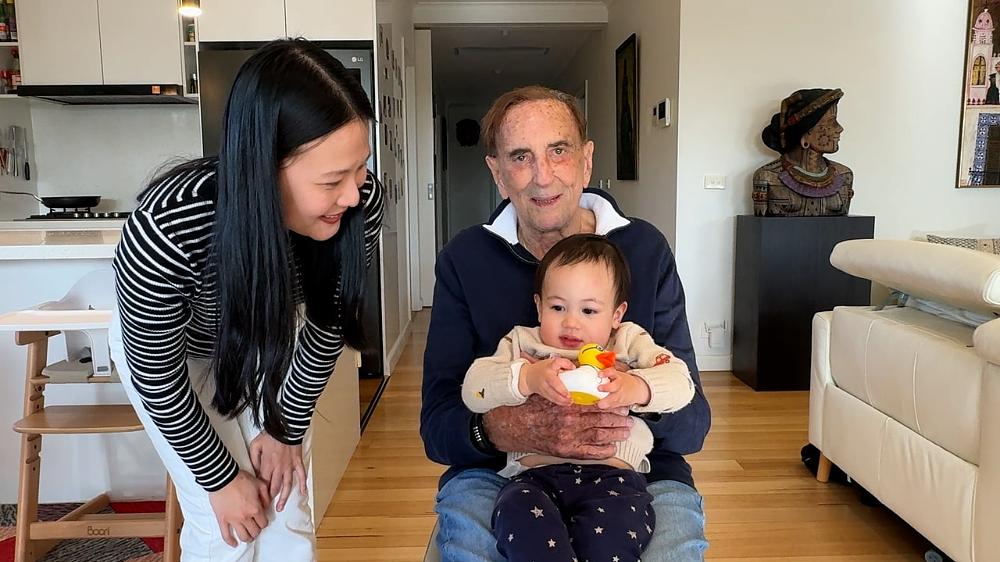 墨尔本93岁医生老来得子，37岁华人妻子还计划再要一个孩子（组图） - 2