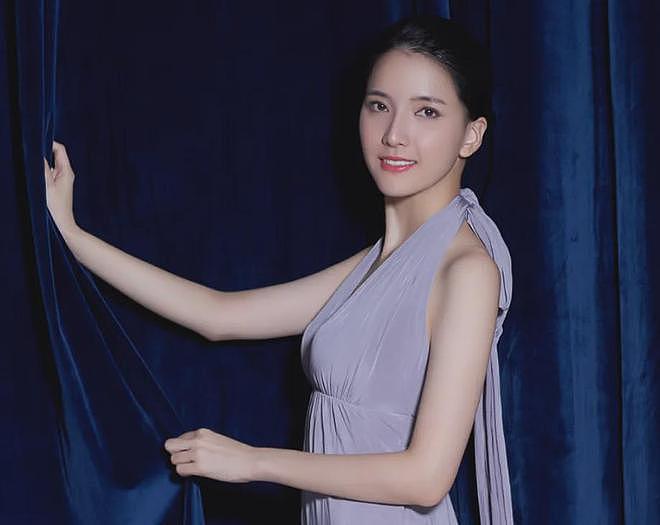 37岁女星被曝深夜骚扰多位已婚男，穿薄纱睡裙约见面，本人否认（组图） - 1