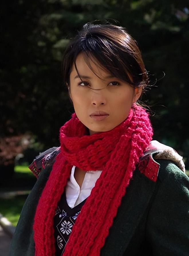 她26岁成双料影后，二婚嫁靳东高龄生下两子，今48岁美得自信从容（组图） - 12
