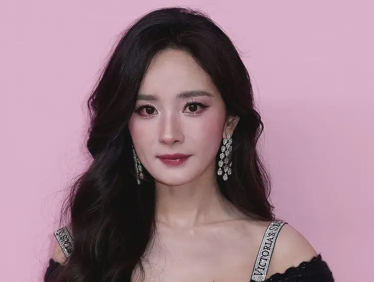 杨幂大秀生图好真实!初老痕迹明显,网友感叹别营销少女感审美了(组图) - 1