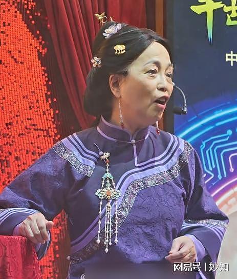 62岁“石榴姐”苑琼丹近况曝光，生图下人老皮松，木偶纹好抢镜（组图） - 8