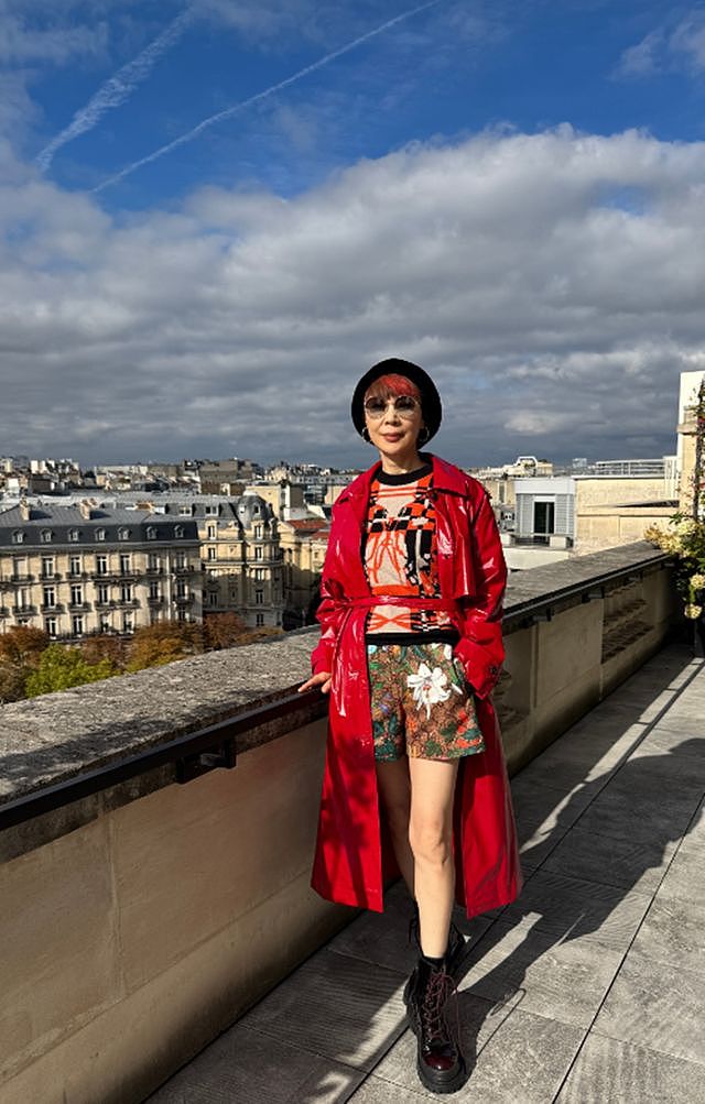 63岁吴刚与家人国外度假，穿LV外套一身名牌，比儿子吴羽卿还时髦（组图） - 5