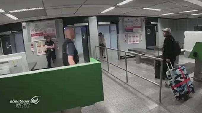 华女入境,因长相与通缉犯相似,被困小黑屋数小时(组图) - 2