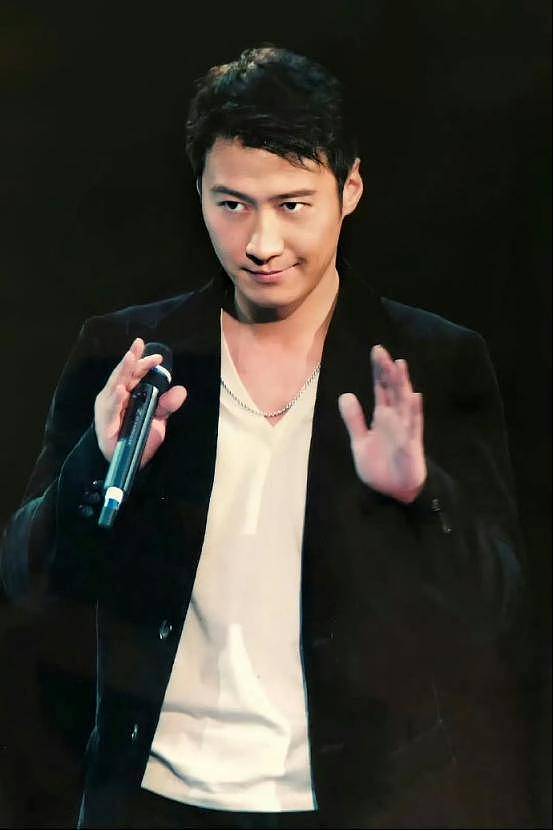 香港知名天王7岁女儿罕现身,其妻子目露凶光(组图) - 8
