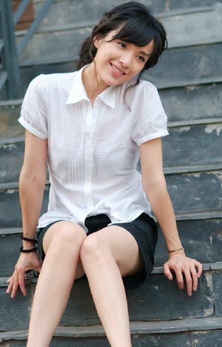 她26岁成双料影后，二婚嫁靳东高龄生下两子，今48岁美得自信从容（组图） - 8