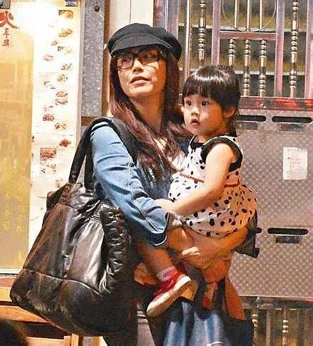 陪伴谢霆锋23年,39岁未婚生女:巨星背后的女人,有股很劲儿(组图) - 30