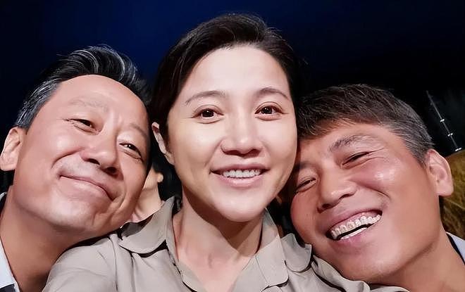 52岁影后自曝交往小20岁男友，二人曾被偶遇逛街，手牵手很甜蜜（组图） - 11