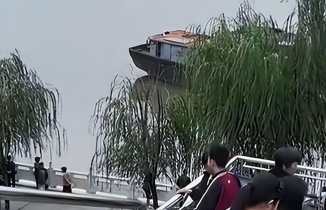 新郎跳河新后续：婚车上争吵不停，司机爆料，周某最后一句话流出（组图） - 4