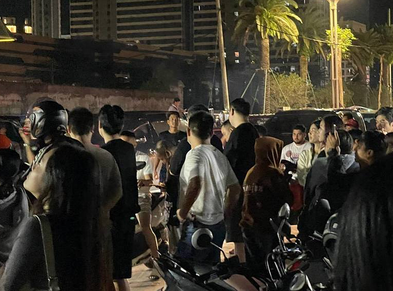 柬埔寨园区“多间公司深夜突解散”!上百员工连夜撤离画面曝(组图) - 1