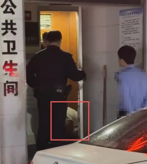 男生公厕用皮带抽打女友下半身引围观，20分钟哀嚎视频流出现场太混乱（视频/组图） - 5