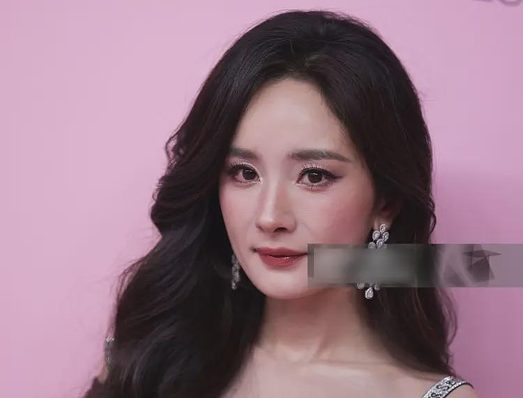 杨幂大秀生图好真实!初老痕迹明显,网友感叹别营销少女感审美了(组图) - 2