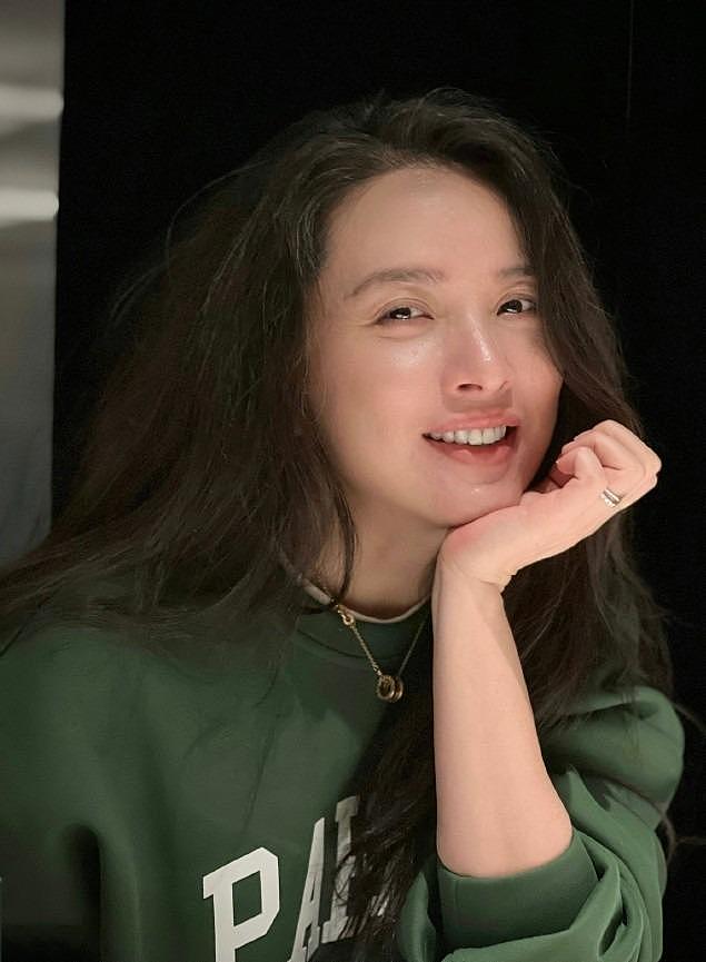 她26岁成双料影后，二婚嫁靳东高龄生下两子，今48岁美得自信从容（组图） - 35