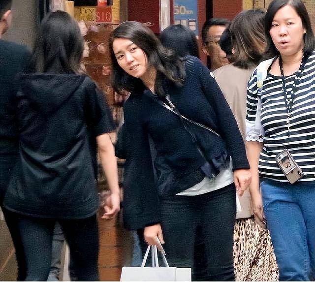 香港知名天王7岁女儿罕现身,其妻子目露凶光(组图) - 5