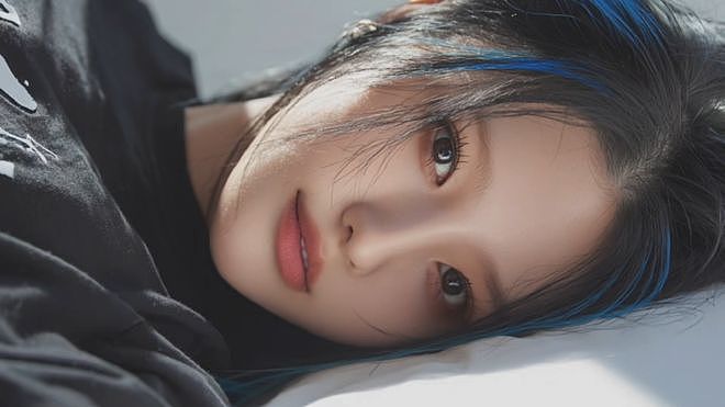 一个流量女歌手，和她的幕后操控者（组图） - 8