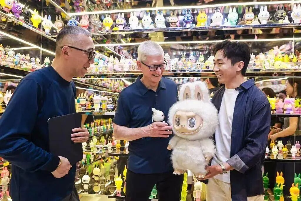 澳门没买到，上海也没买到，有人看到贝克汉姆空手离开！晚上他终于晒照：曼联款LABUBU，身披7号球衣（组图） - 18