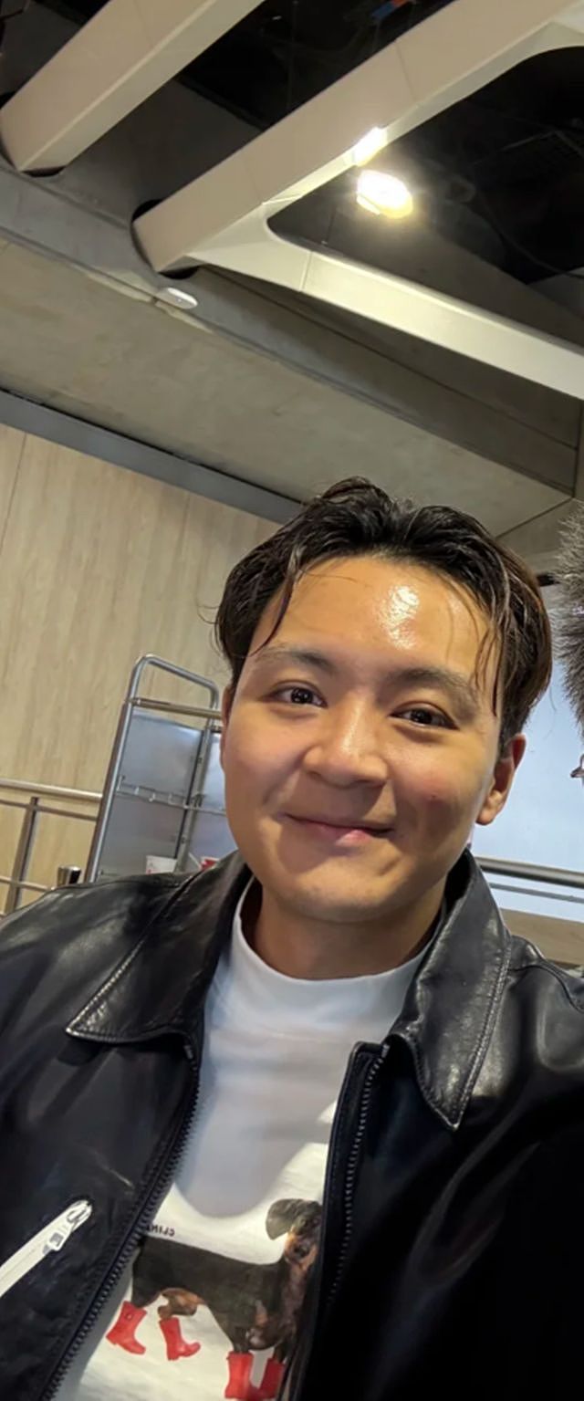 63岁吴刚与家人国外度假，穿LV外套一身名牌，比儿子吴羽卿还时髦（组图） - 4