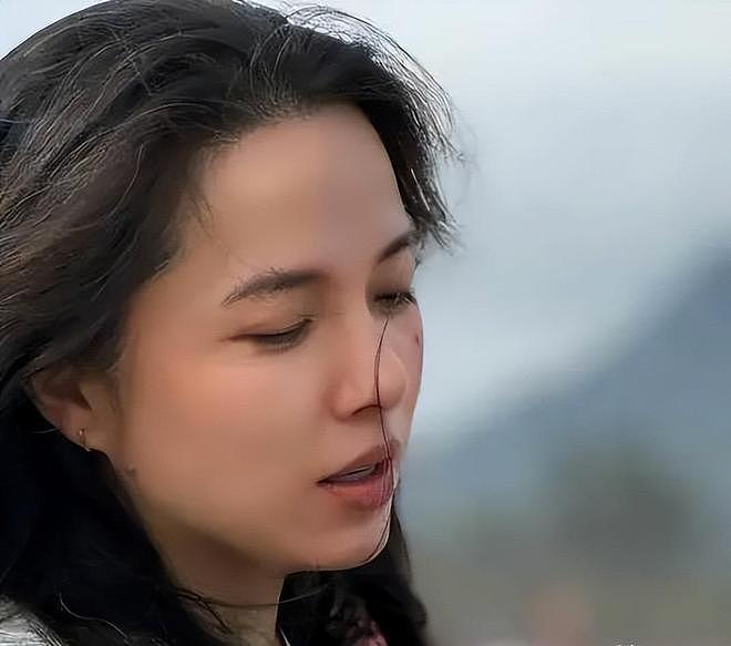 她26岁成双料影后，二婚嫁靳东高龄生下两子，今48岁美得自信从容（组图） - 9