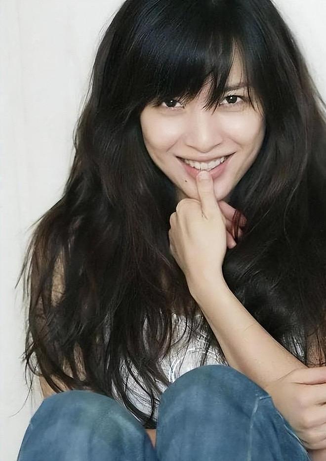 她26岁成双料影后，二婚嫁靳东高龄生下两子，今48岁美得自信从容（组图） - 11