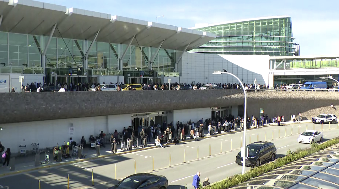 温哥华机场出事，数百旅客仓皇逃命，华人吓坏！客机惊传“爆炸”，高空急坠2万尺（组图） - 2