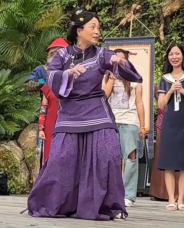 老戏骨再就业：苑琼丹广东景区“打工”，带游客一起唱经典粤语歌视频曝（视频/组图） - 1