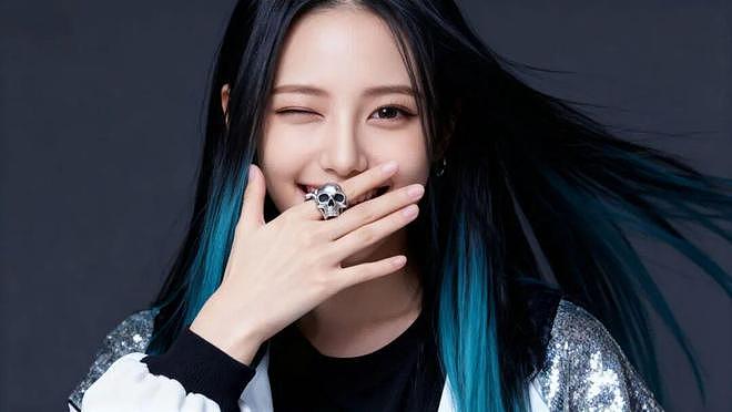 一个流量女歌手，和她的幕后操控者（组图） - 1