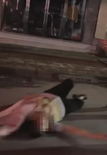 男生公厕用皮带抽打女友下半身引围观，20分钟哀嚎视频流出现场太混乱（视频/组图） - 8