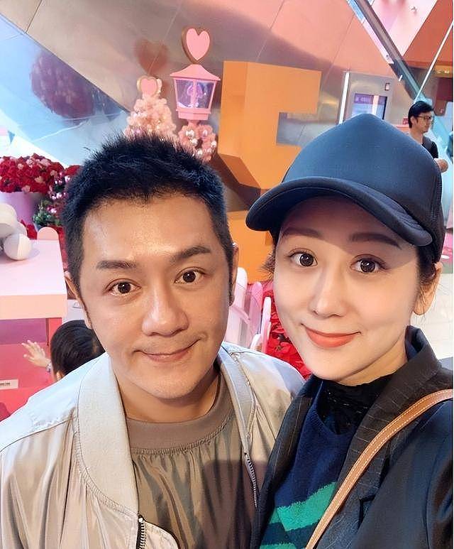 香港男星妻子与王嘉尔合照惹争议，曾当街掀衣服（组图） - 1