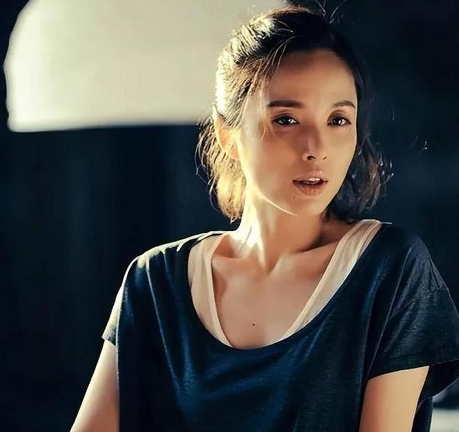 她26岁成双料影后，二婚嫁靳东高龄生下两子，今48岁美得自信从容（组图） - 17