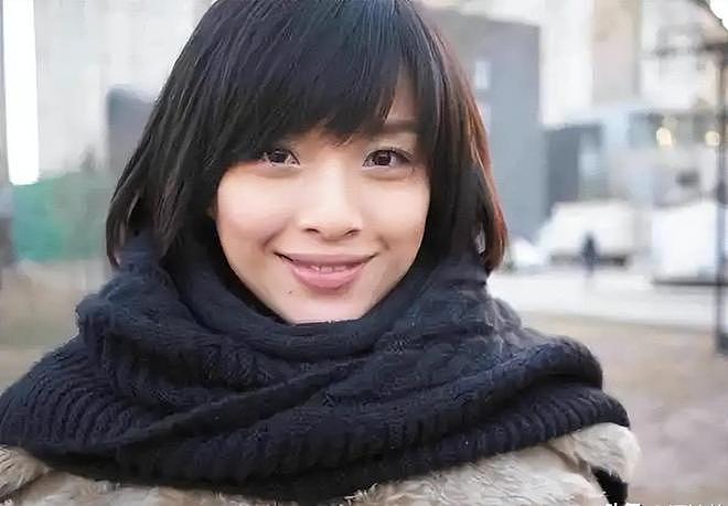 她26岁成双料影后，二婚嫁靳东高龄生下两子，今48岁美得自信从容（组图） - 16