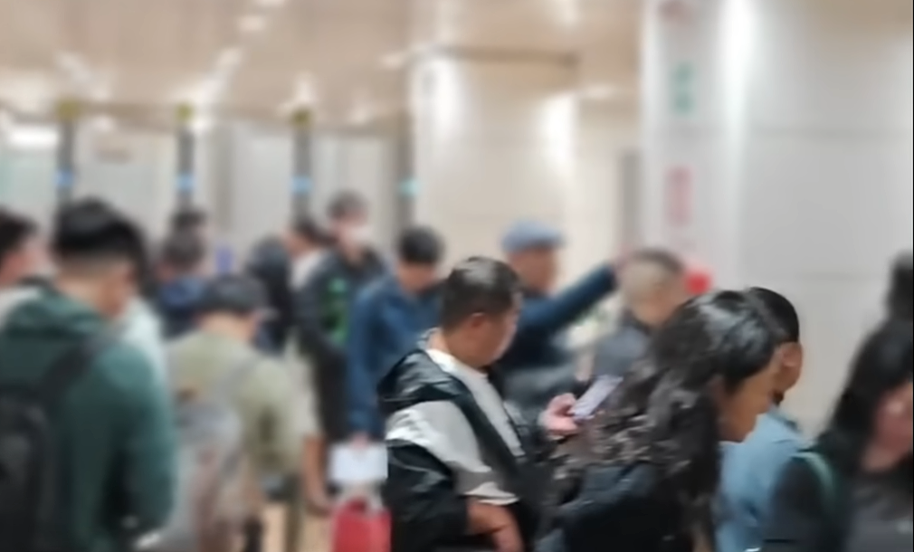 中国旅客入境排长队2小时，华人大爷怒问海关：凭什么我们“单列”排队？（组图） - 8