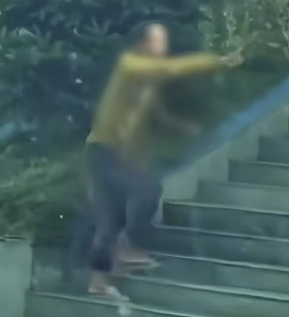 四川高速冒出 “野人娃”!光身爬着吃饭像小狗,房车爸妈不让人帮忙,说是崇尚自然?(视频/组图) - 5