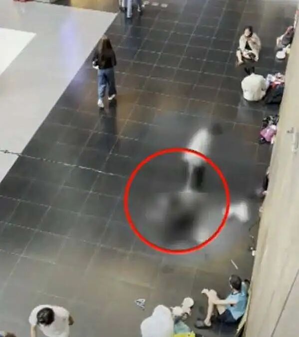 外籍旅客报警!一醉酒女游客被男子拖至墙边性侵超10分钟,现场竟无人出手相助(组图) - 1