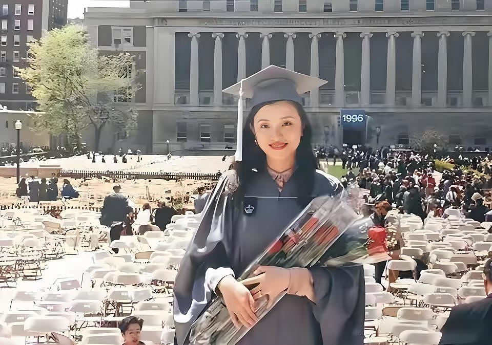 舍弃旧爱嫁百亿富豪,如今57岁直播卖网课,澜姐的“豪门梦”碎了一地?(组图) - 16