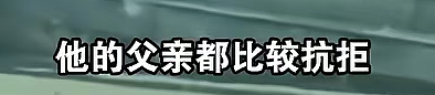 四川高速冒出 “野人娃”!光身爬着吃饭像小狗,房车爸妈不让人帮忙,说是崇尚自然?(视频/组图) - 6
