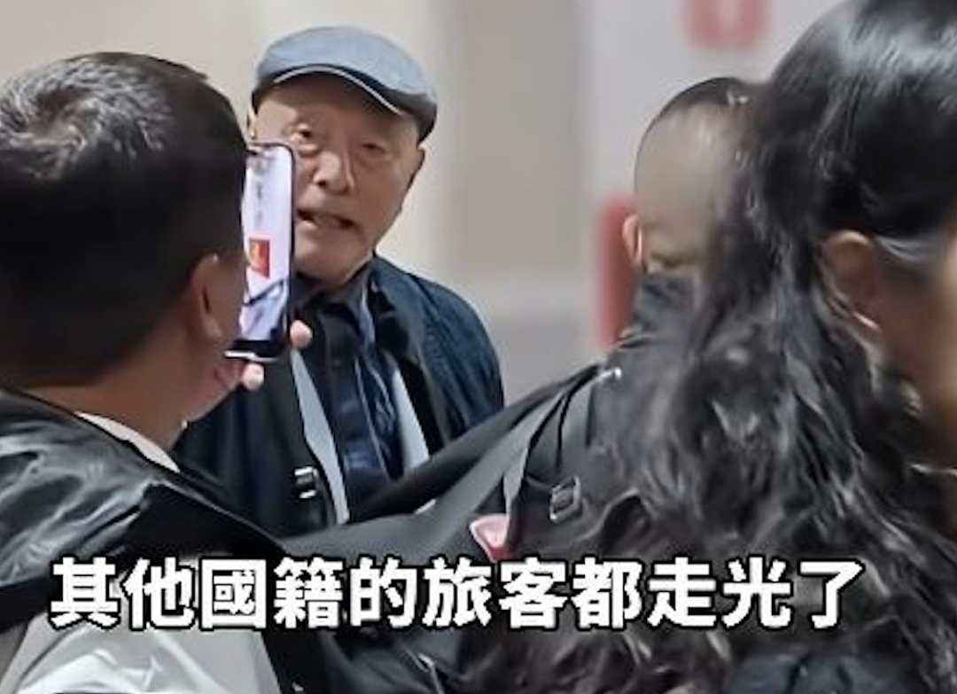 “把我们中国人不当人看” 华人大爷怒呛米兰机场，视频引热议（视频/组图） - 5
