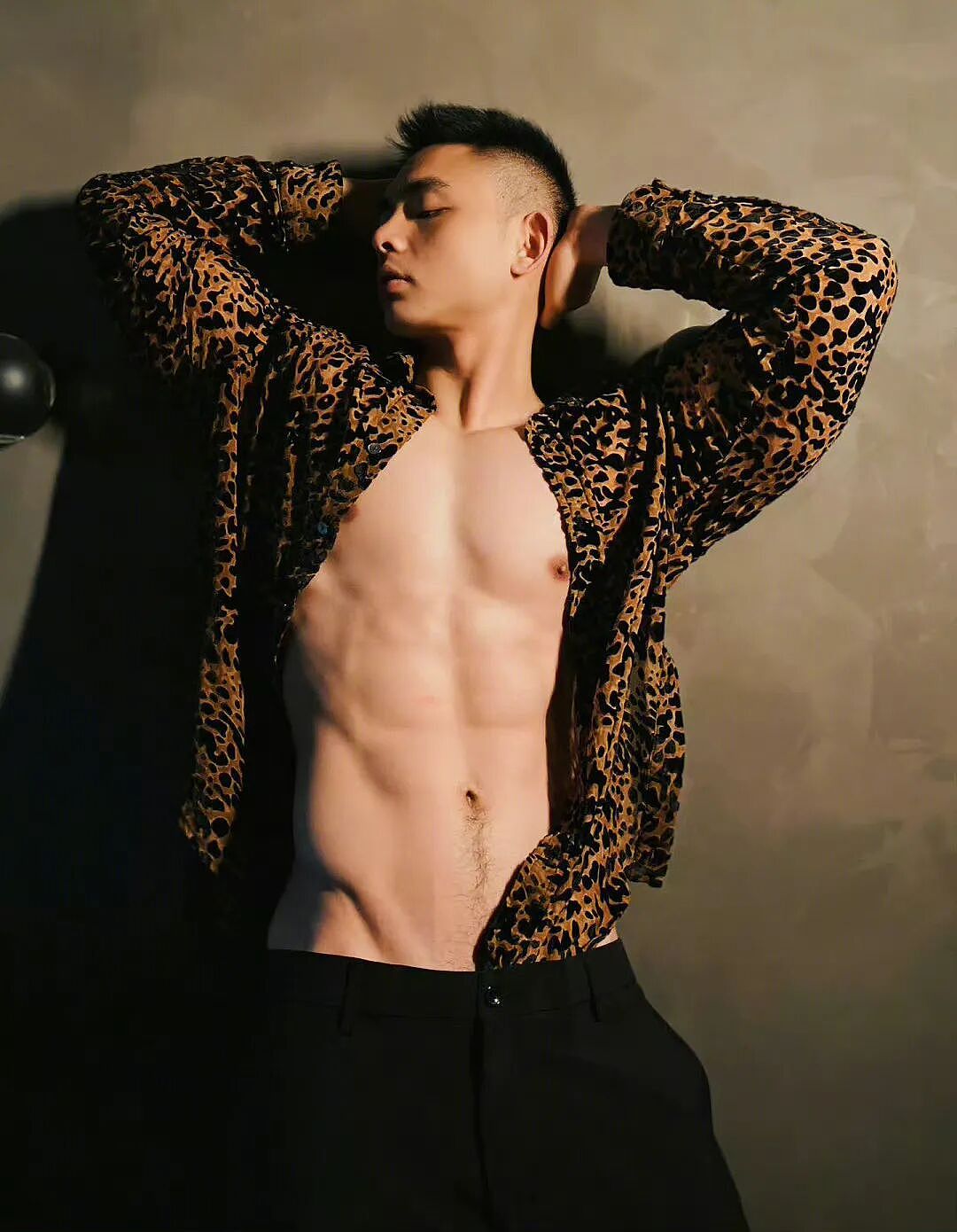 【帅哥】帅气的健身肌肉小哥写真，完美胸肌和腹肌，这样的身材你给打几分（组图） - 3