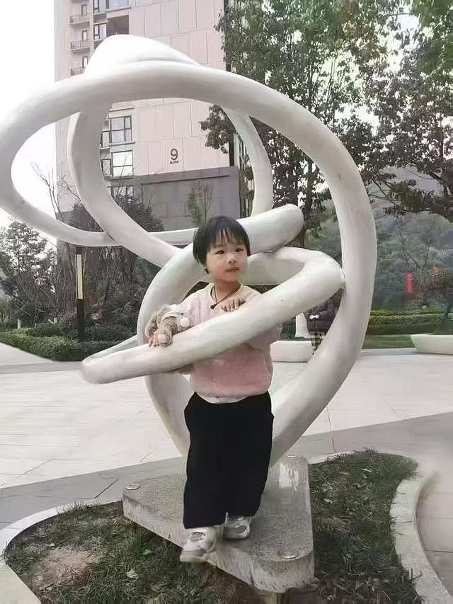 3岁女童从地头面包车内失踪 ，爷爷讲述孩子失踪经过；当地约上千人连夜冒雨搜救（组图） - 2