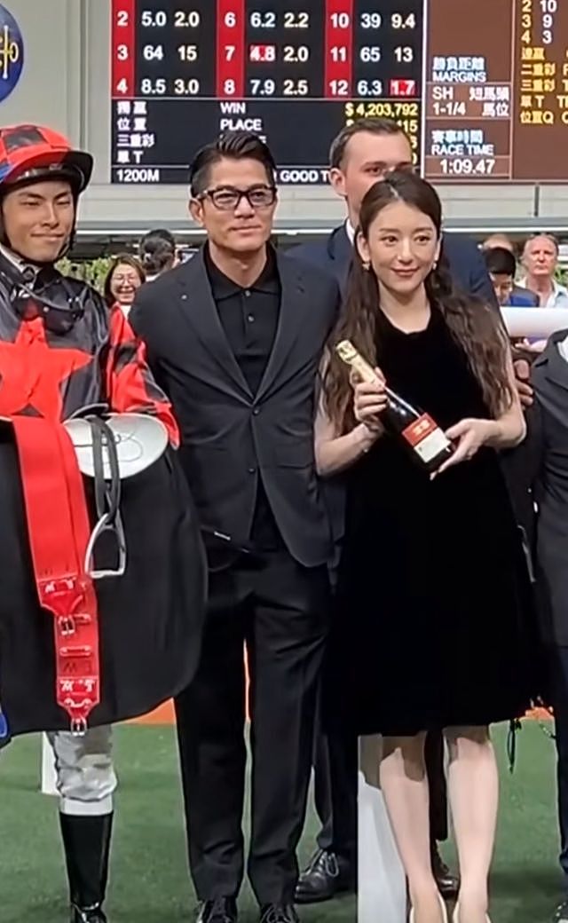 郭富城公开妻子10月底生产，方媛露面一脸疲惫，苹果肌快掉到嘴角（组图） - 2
